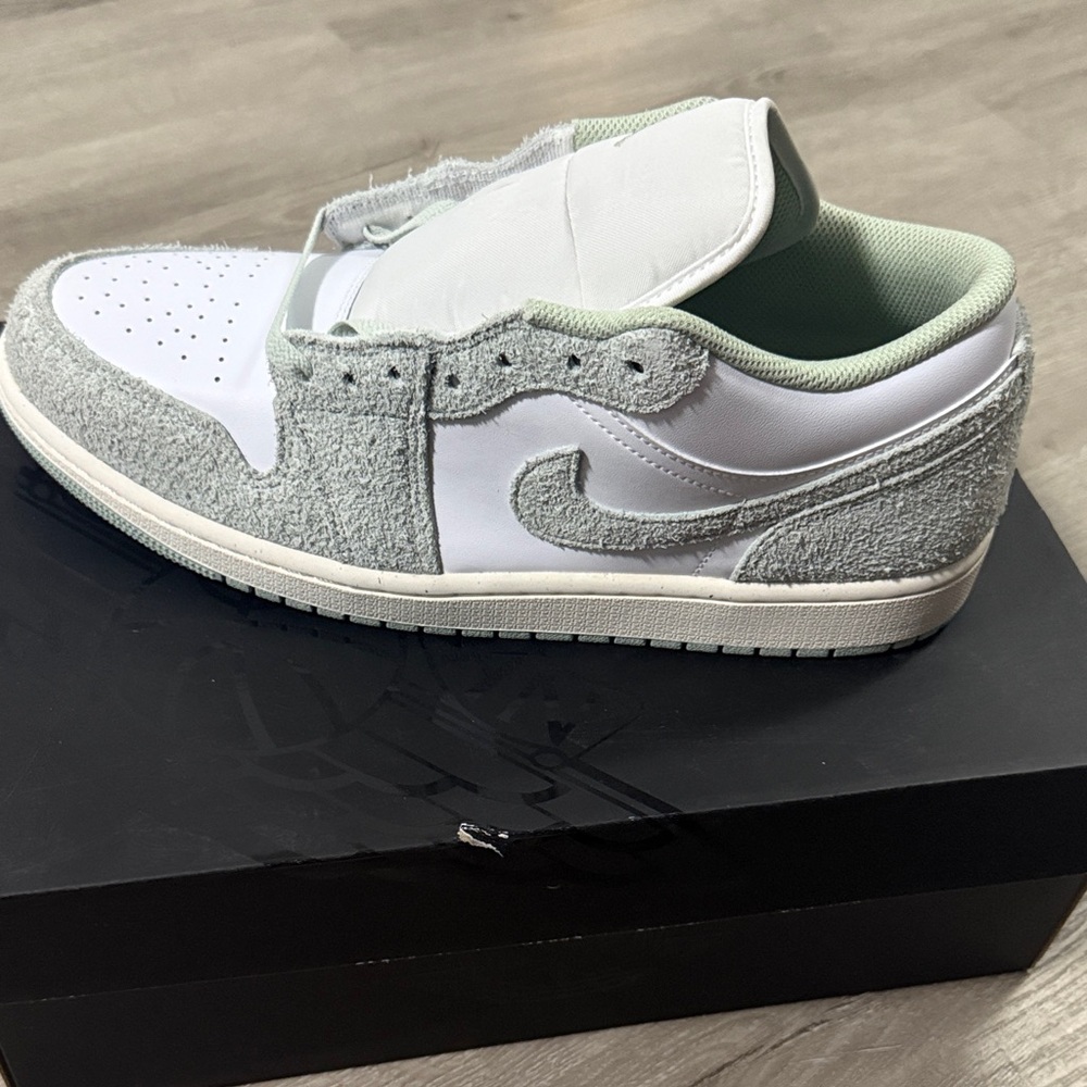 White and  sea green Low-Top Sneakers. Air Jordan 1 low se in white/seafoam/sail